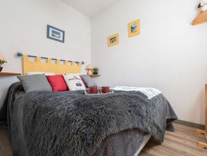 2 bedrooms, WiFi - Cozy 4-Person Apartment in Tranquil Area, Near Shops, Spa, and Lift (Saint-Lary-Soulan)