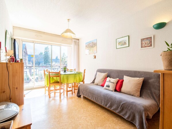 TV - Cozy 4-Person Apartment in Tranquil Area, Near Shops, Spa, and Lift (Saint-Lary-Soulan)