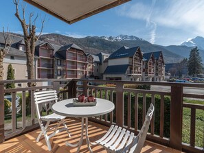 Outdoor dining - Cozy 4-Person Apartment in Tranquil Area, Near Shops, Spa, and Lift (Saint-Lary-Soulan)
