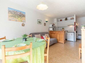 TV - Cozy 4-Person Apartment in Tranquil Area, Near Shops, Spa, and Lift (Saint-Lary-Soulan)