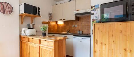 Fridge, microwave, oven, coffee/tea maker