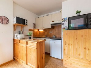 Réfrigérateur, micro-ondes, four, cafetière/bouilloire