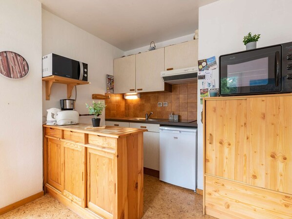Fridge, microwave, oven, coffee/tea maker