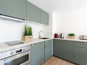 Kjøleskap, mikrobølgeovn, kaffetrakter/tekoker og brødrister