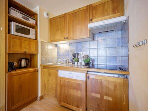 Mikrovågsugn, spishäll, diskmaskin och kaffe- och tebryggare