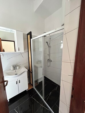 Asciugacapelli, asciugamani, sapone, carta igienica