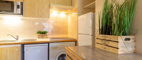 Een koelkast, een magnetron, een vaatwasser