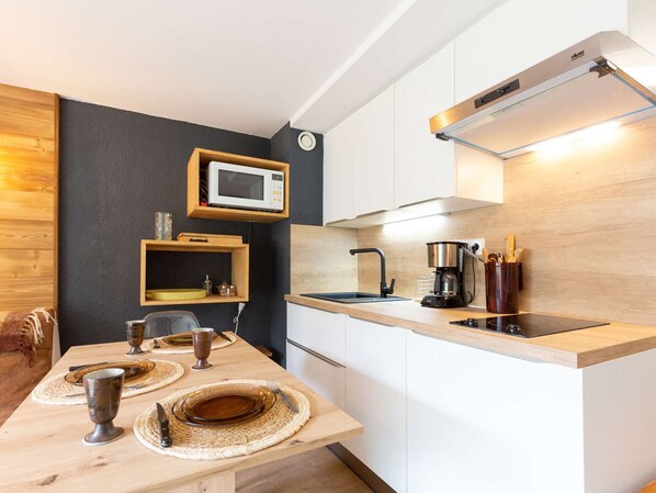 Microwave, dishwasher, coffee/tea maker, toaster