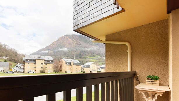 A balcony with a view of a mountain and residential buildings. - Quiet Apartment near Saint-Lary Center, 700m from Cable Car, Max 5 People (Saint-Lary-Soulan)