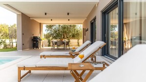 A modern outdoor lounge area with sun loungers and a pool. - Villa Azzurra Zadarvillas (Sukosan)