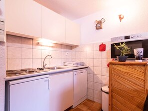Réfrigérateur, micro-ondes, lave-vaisselle, grille-pain