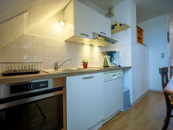 Kylskåp, mikrovågsugn, ugn och diskmaskin