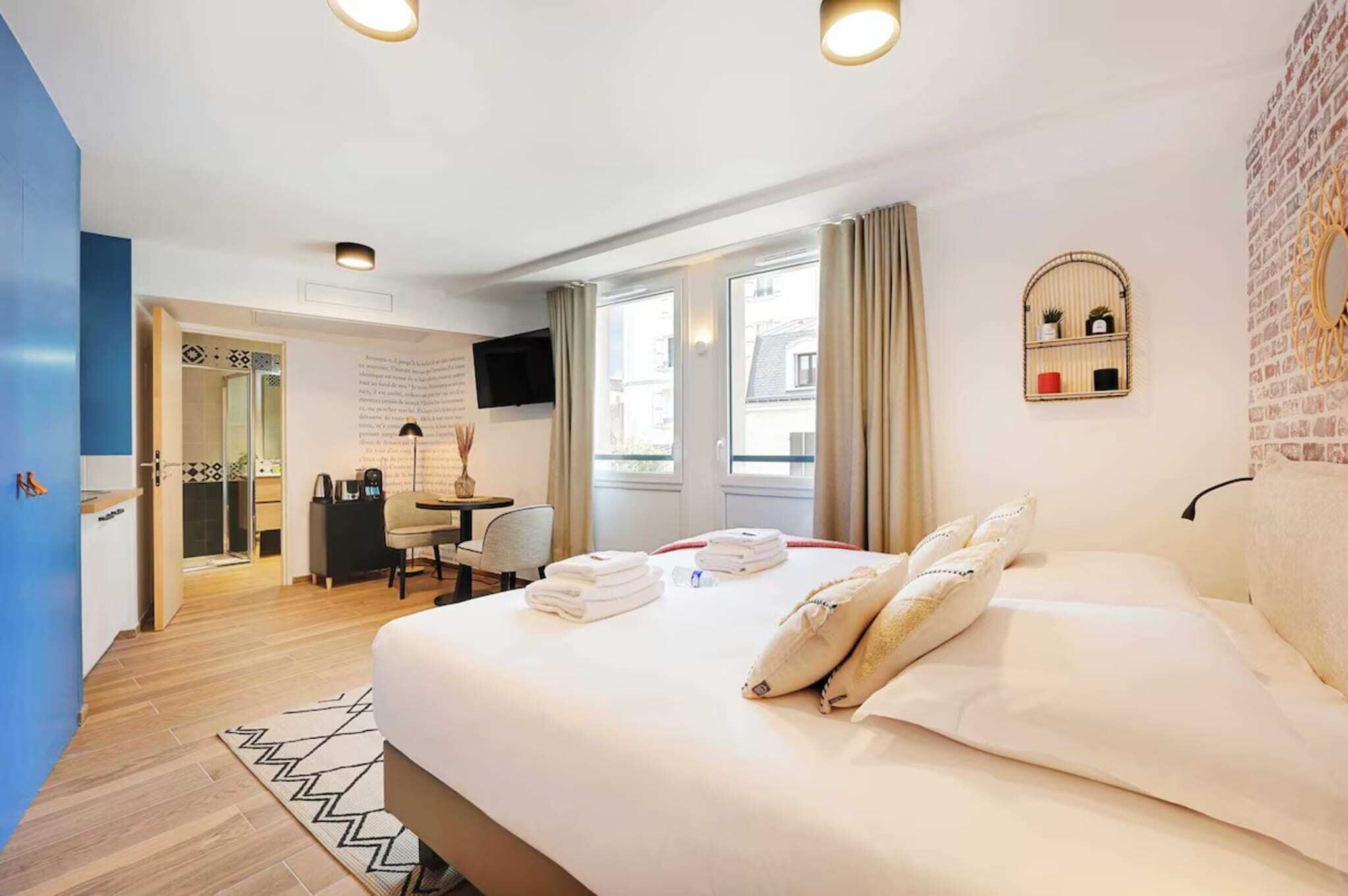 1 bedroom, bed sheets