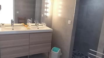 Een douche, een haardroger, handdoeken, zeep