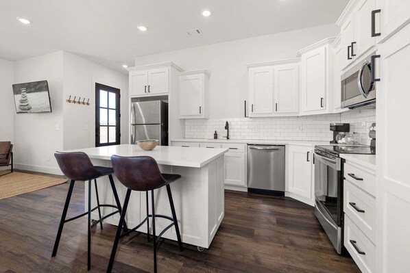 Kjøleskap, mikrobølgeovn, ovn og kokeplater