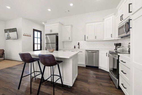 Downtown Flash-1/2 mi to Rogers Square-Sleeps 12!