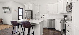 Downtown Flash-1/2 mi to Rogers Square-Sleeps 12!