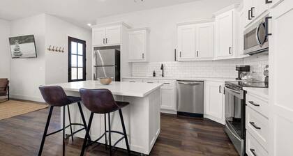 Downtown Flash-1/2 mi to Rogers Square-Sleeps 12!