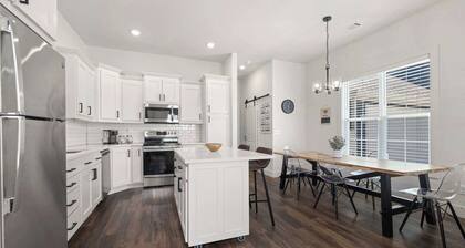 Downtown Flash-1/2 mi to Rogers Square-Sleeps 12!