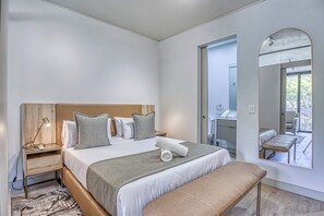 Caixa forta a l'habitació, cortines opaques i planxa i posts de planxar 