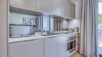 Caja de seguridad en la habitación y cortinas blackout