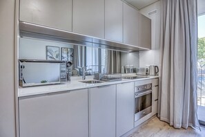 In-room safe, blackout drapes, iron/ironing board, free WiFi - One Rosebank Executive Apartment Hotel (Johannesburg)