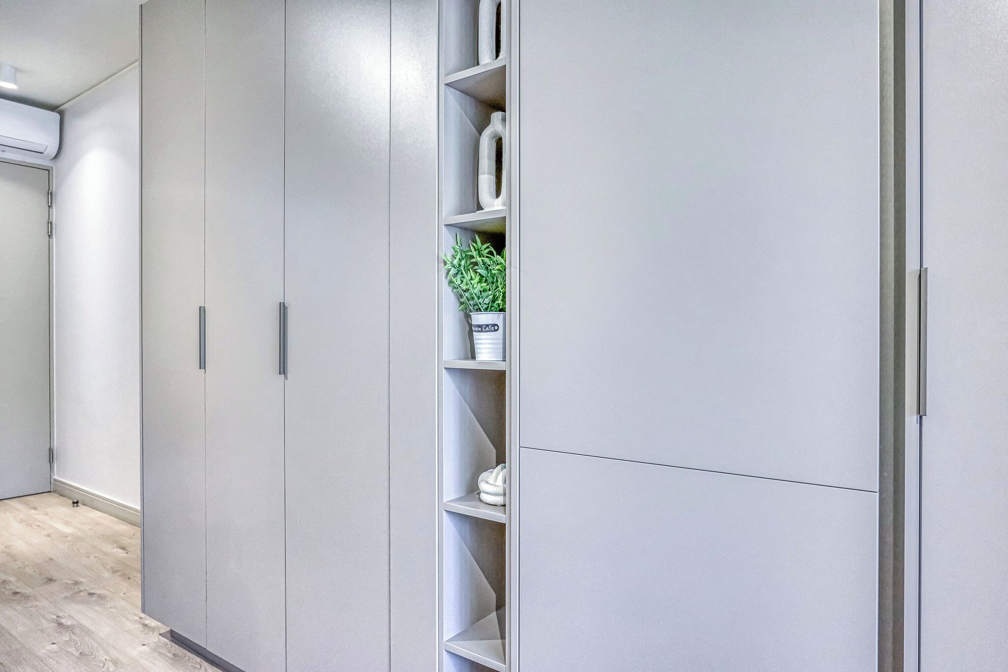 Brankas, tirai kedap cahaya, setrika/meja setrika, dan Wi-Fi gratis