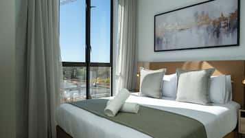 Caja de seguridad en la habitación y cortinas blackout