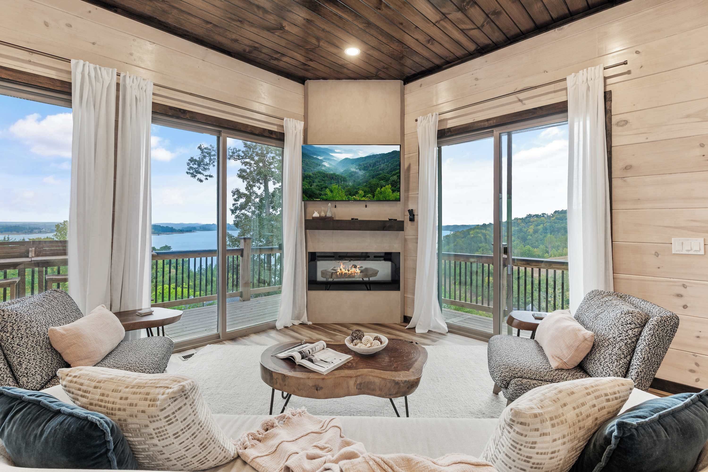 Televisie, een open haard en tafelvoetbal