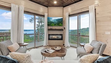 Télévision, cheminée, baby-foot