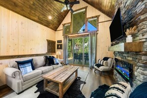 Fernseher, Kamin, Videospiele, Tischfußball