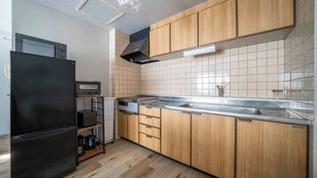 Refrigerador con freezer, microondas, placa de cocina, tostadora