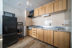 Frigorífico grande, microondas, placa de cocina y tostadora