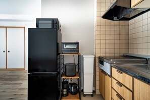 Geladeira grande, micro-ondas, cooktop, torradeira