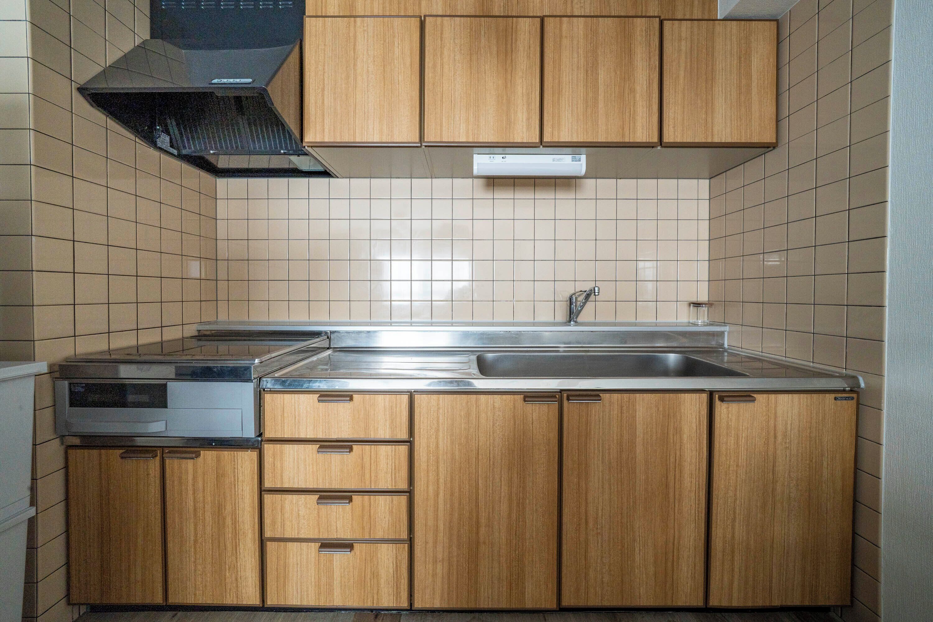 Full-sized fridge, microwave, stovetop, toaster