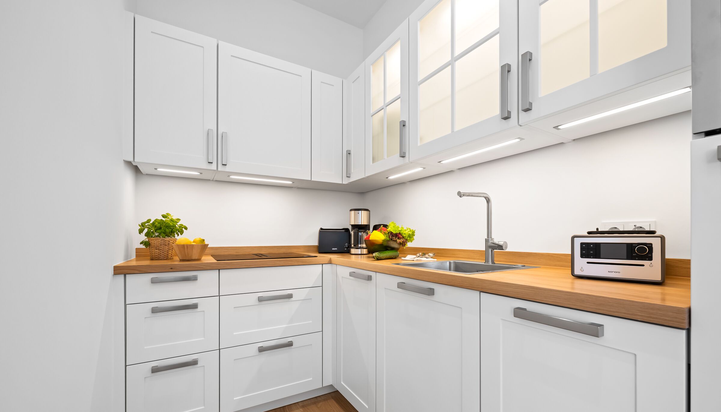 Een koelkast, een oven, een kookplaat, een vaatwasser