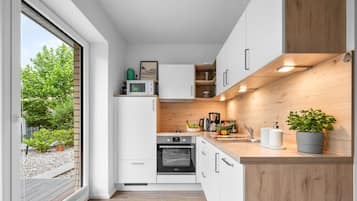 Een koelkast, een magnetron, een oven, een kookplaat