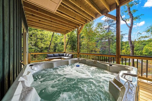 Luxury Lake Retreat • Hot Tub • Game Room