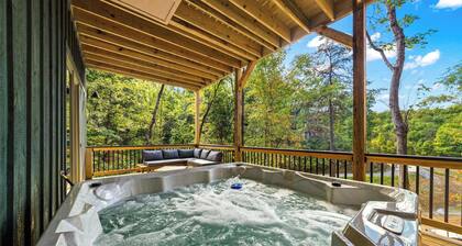 Luxury Lake Retreat • Hot Tub • Game Room