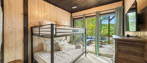 2 多间卧室、熨斗/熨衣板、WiFi、床单