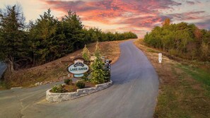 Un panneau de signalisation indiquant le « Lake Haven Cabin Resort », avec des flèches directionnelles et un panneau indiquant la limite de vitesse.