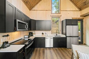 Een koelkast, een microgolfoven, een oven, een kookplaat