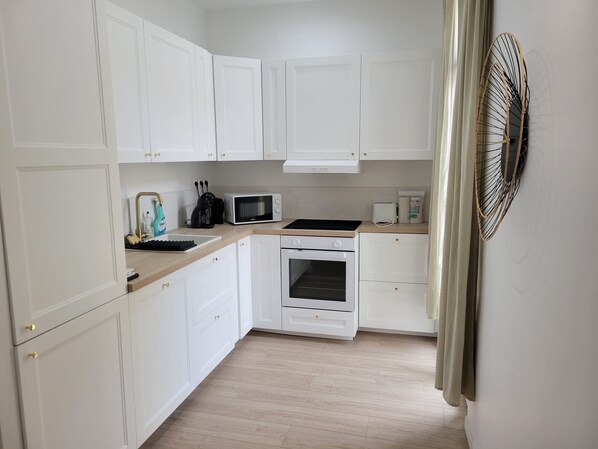 Kühlschrank, Mikrowelle, Ofen, Herdplatte