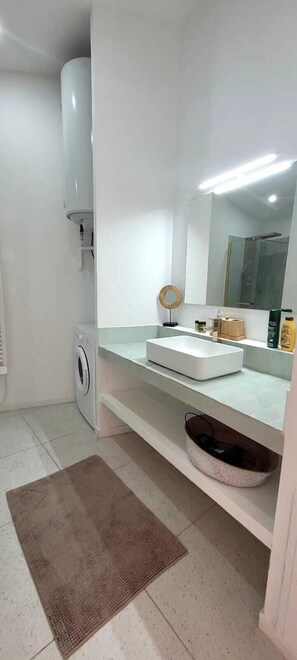 Douche, sèche-cheveux, serviettes fournies