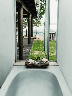 Een douche, gratis toiletartikelen, handdoeken, zeep