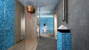 A modern bathroom with a blue mosaic tile wall, a wooden bucket, and a large mirror. - Hotel Great Polonia Kraków Airport (Modlniczka)