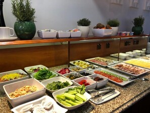 Tägliches Frühstücksbuffet gegen Gebühr