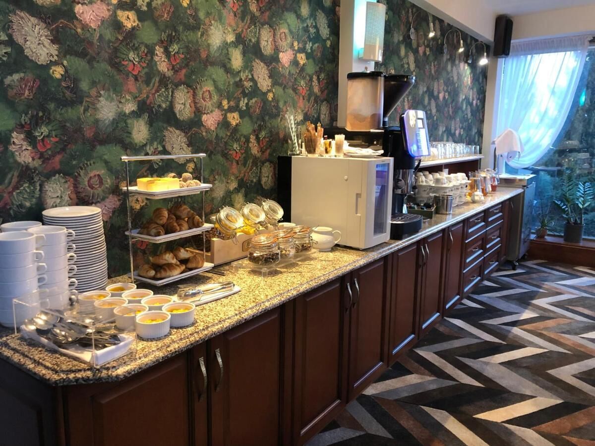 Daily buffet breakfast (PLN 60 per person)