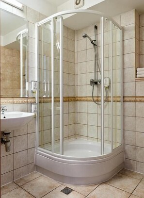 Hårtork, handdukar, tvål och schampo