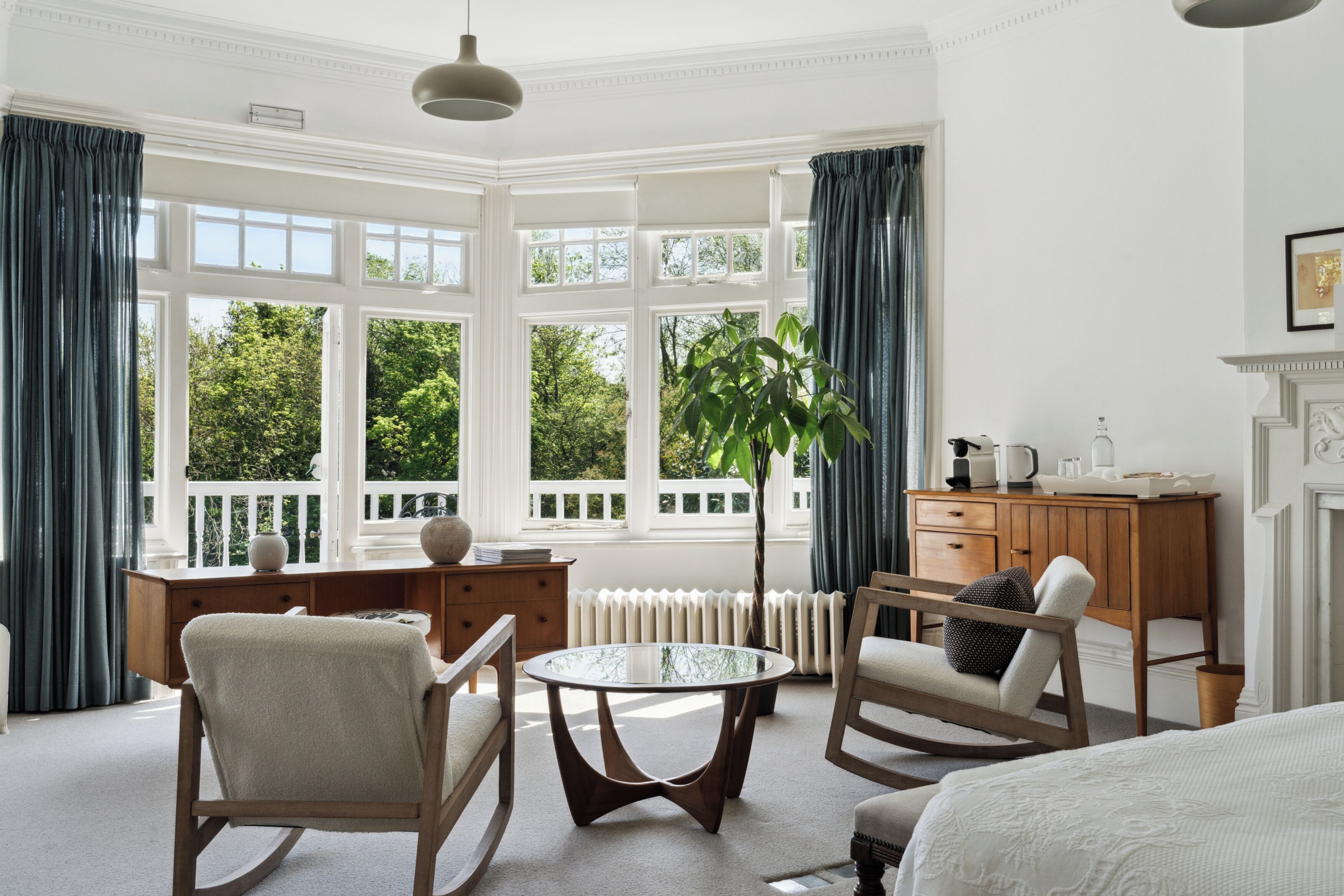 2 habitaciones, tabla de planchar con plancha y ropa de cama 